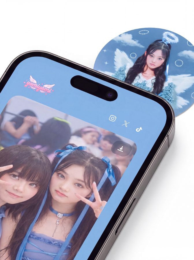 スマホをかざして動画を再生する様子